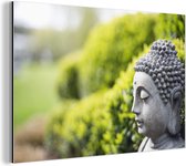 Wanddecoratie Metaal - Aluminium Schilderij Industrieel - Standbeeld van Boeddha in een tuin - 120x80 cm - Dibond - Foto op aluminium - Industriële muurdecoratie - Voor de woonkamer/slaapkamer