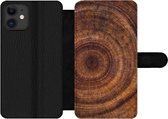 Bookcase Geschikt voor iPhone 12 Pro Max telefoonhoesje - Cirkel - Hout - Ringen - Met vakjes - Wallet case met magneetsluiting