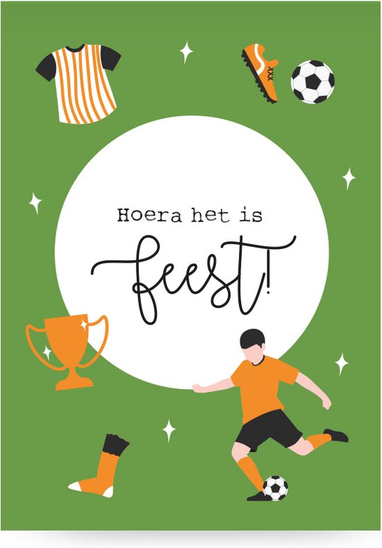 Groene voetbaluitnodiging met witte cirkel, voetbalshirt, bal, beker, sokken en voetballer. Tekst: "Hoera het is feest!"