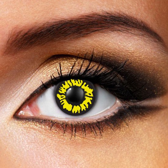 Close-up van een oog met gouden oogschaduw en een zwarte lens met gele 'wolf' patronen.