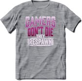Gamers don't die T-shirt | Roze | Gaming kleding | Grappig game verjaardag cadeau shirt Heren – Dames – Unisex | - Donker Grijs - Gemaleerd - S