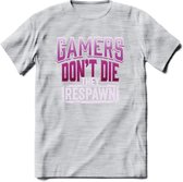 Gamers don't die T-shirt | Roze | Gaming kleding | Grappig game verjaardag cadeau shirt Heren – Dames – Unisex | - Licht Grijs - Gemaleerd - 3XL