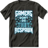Gamers don't die T-shirt | Neon Blauw | Gaming kleding | Grappig game verjaardag cadeau shirt Heren – Dames – Unisex | - Donker Grijs - 3XL