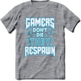 Gamers don't die T-shirt | Neon Blauw | Gaming kleding | Grappig game verjaardag cadeau shirt Heren – Dames – Unisex | - Donker Grijs - Gemaleerd - XL