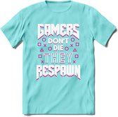 Gamers don't die T-shirt | Roze | Gaming kleding | Grappig game verjaardag cadeau shirt Heren – Dames – Unisex | - Licht Blauw - S