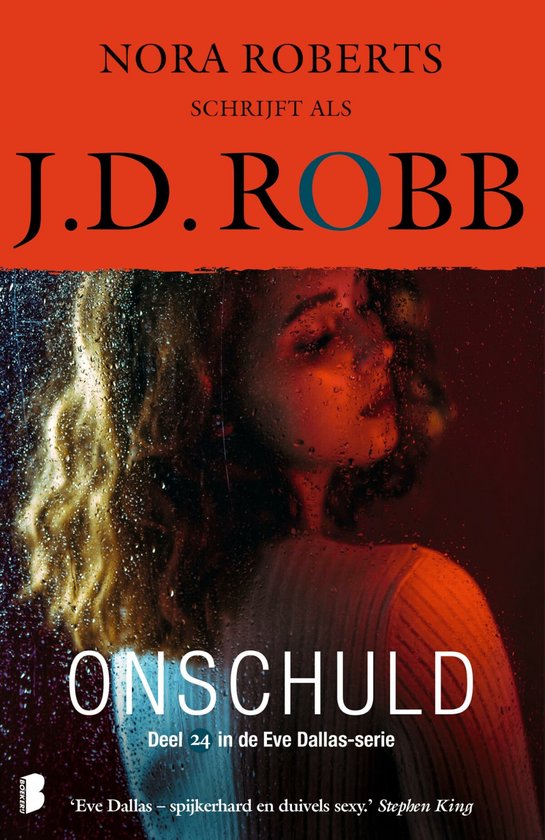 Boekcover met de titel 'Onschuld' door J.D. Robb. Een vrouw is zichtbaar door natte ruiten.