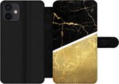 Bookcase Geschikt voor iPhone 12 Mini telefoonhoesje - Marmer print - Zwart - Goud - Met vakjes - Wallet case met magneetsluiting