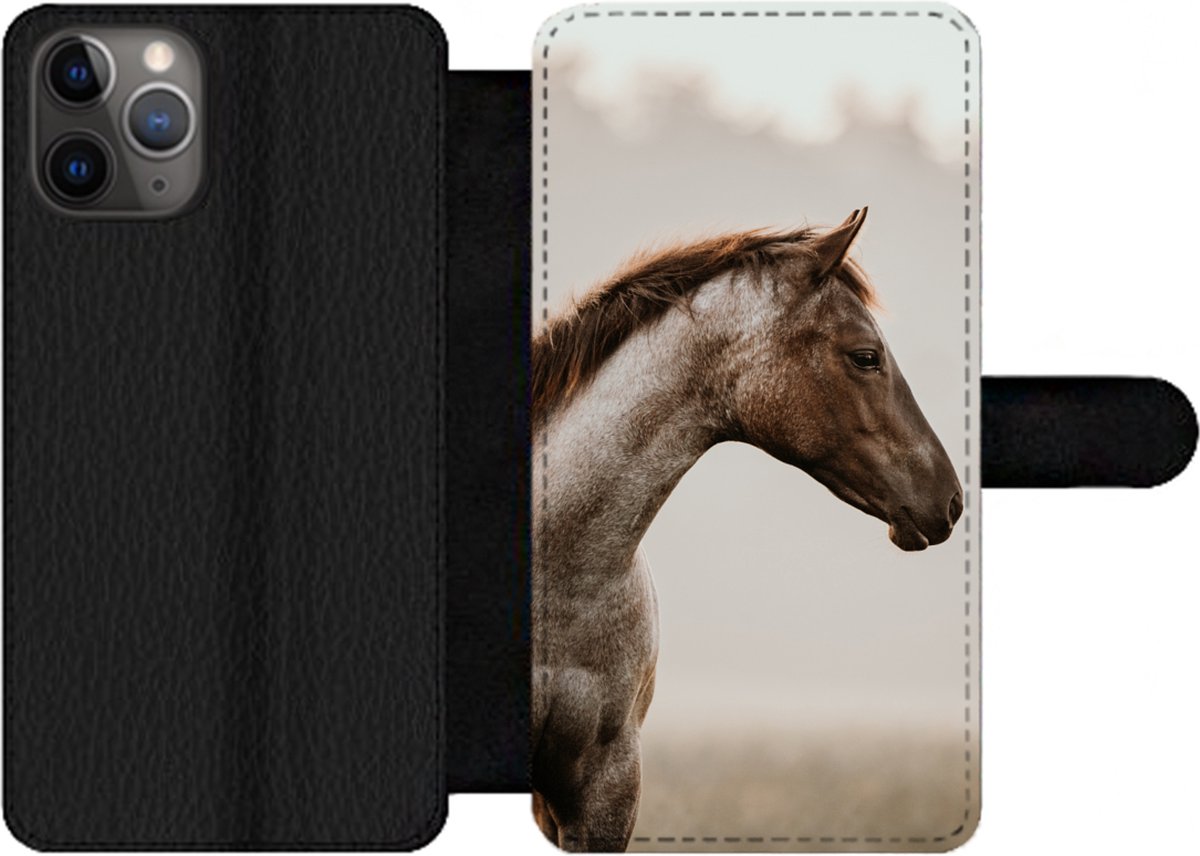 Bookcase iPhone 11 Pro telefoonhoesje - Paard - Mist - Natuur - Met vakjes - Wallet case met magneetsluiting - SleevesAndCases