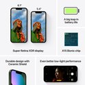 Twee iPhones naast elkaar, 6.1" en 5.4", met schermdetails. Daaronder "Durable design with Ceramic Shield". Rechtsboven batterijicoon en 'A15 Bionic chip'. Rechtsonder camera met 'Even better low-light performance'.