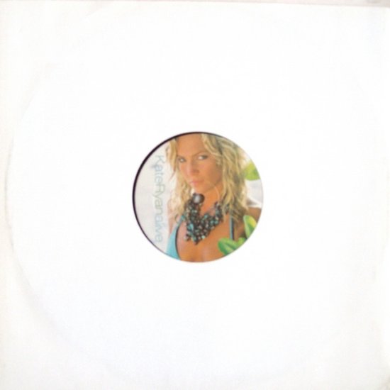 Kate Ryan, "Alive". Blonde vrouw met blauwe top en opvallende ketting.