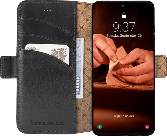 Étui portefeuille noir en cuir ouvert avec téléphone, porte-cartes avec argent et travail manuel à l'écran.