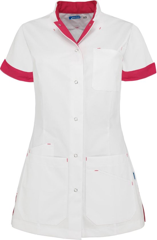 Witte zorgjas met korte mouwen, fuchsia kraag en mouwboorden. Twee zakken aan de voorkant.