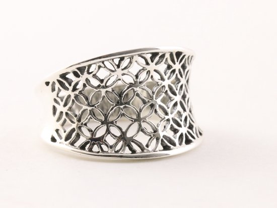 Opengewerkte zilveren ring met levensbloem patroon