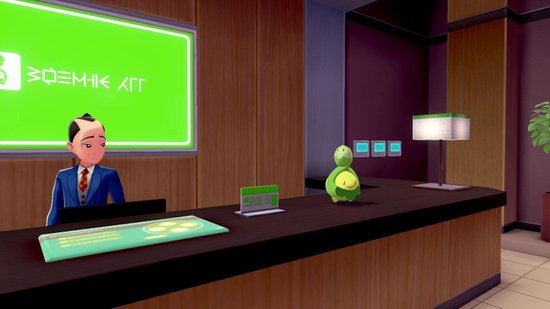 Een man in een pak zit achter een balie met een kleine groene Pokémon op de toonbank.