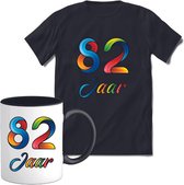 82 Jaar Vrolijke Verjaadag T-shirt met mok giftset Zwart | Verjaardag cadeau pakket set | Grappig feest shirt Heren – Dames – Unisex kleding | Koffie en thee mok | Maat L