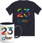 23 Jaar Vrolijke Verjaadag T-shirt met mok giftset Zwart | Verjaardag cadeau pakket set | Grappig feest shirt Heren – Dames – Unisex kleding | Koffie en thee mok | Maat XL