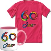 60 Jaar Vrolijke Verjaadag T-shirt met mok giftset Roze | Verjaardag cadeau pakket set | Grappig feest shirt Heren – Dames – Unisex kleding | Koffie en thee mok | Maat XXL