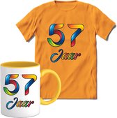 57 Jaar Vrolijke Verjaadag T-shirt met mok giftset Geel | Verjaardag cadeau pakket set | Grappig feest shirt Heren – Dames – Unisex kleding | Koffie en thee mok | Maat XXL