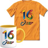 16 Jaar Vrolijke Verjaadag T-shirt met mok giftset Geel | Verjaardag cadeau pakket set | Grappig feest shirt Heren – Dames – Unisex kleding | Koffie en thee mok | Maat M