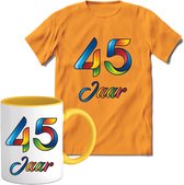 45 Jaar Vrolijke Verjaadag T-shirt met mok giftset Geel | Verjaardag cadeau pakket set | Grappig feest shirt Heren – Dames – Unisex kleding | Koffie en thee mok | Maat L