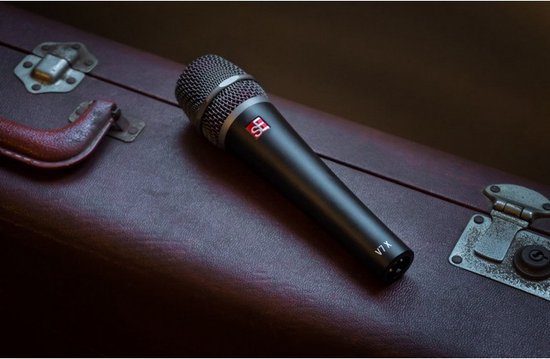 Zwarte sE V7X microfoon op een koffer, met verchroomde details.