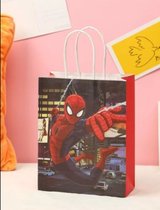 Spiderman zakjes 12 stuks van sterk papier met koortjes