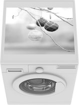 Wasmachine beschermer mat - Een close-up van kerstballen tijdens een ijzige dag - zwart wit - Breedte 55 cm x hoogte 45 cm