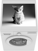 Wasmachine beschermer mat - Een close up van een kitten - zwart wit - Breedte 55 cm x hoogte 45 cm