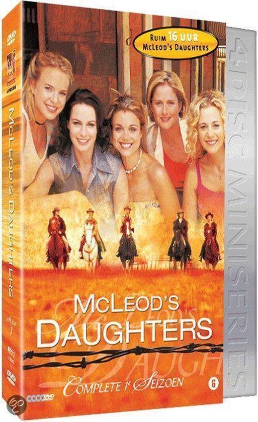 De DVD-hoes toont vijf lachende vrouwen op de voorgrond. Op de achtergrond rijden vijf vrouwen te paard. "McLeod's Daughters Complete 1 Seizoen" is prominent aanwezig.