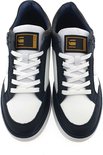 Vooraanzicht van twee blauwe G-Star Raw sneakers met witte vlakken en veters.