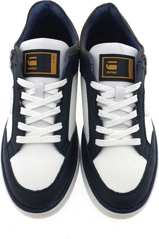 Vooraanzicht van twee blauwe G-Star Raw sneakers met witte vlakken en veters.