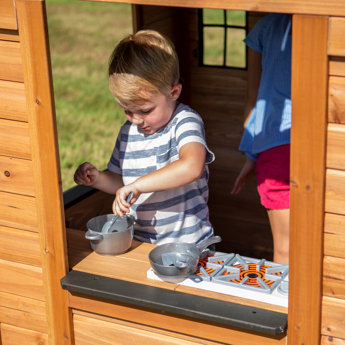 Backyard Discovery Sweetwater Speelhuis in Bruin / Grijs - Houten Speelhuisje met Speelkeuken en accessoires - Speelhuis voor de tuin / buiten — afbeelding 5