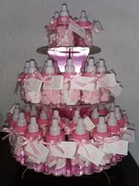 48 roze papflesjes gevuld met snoephartjes op een etagiere als uitdeel bedankje of traktatie bij babyshower of geboorte voor een meisje