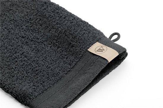 Gros plan d'un gant de toilette gris anthracite avec une large bordure et une boucle.