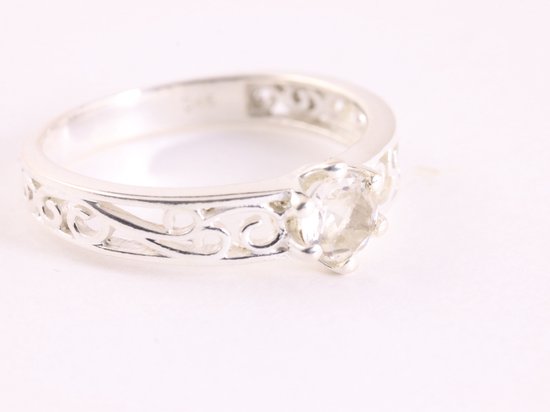 Fijne opengewerkte zilveren ring met bergkristal - maat 18