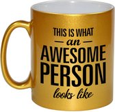 Awesome person / persoon gouden cadeau mok / beker 330 ml