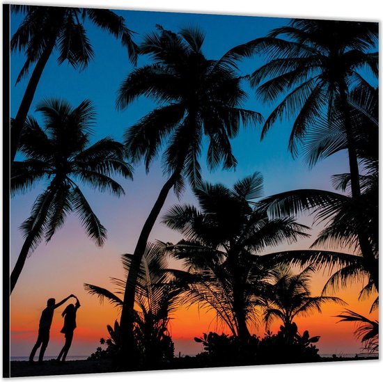Dibond –Silhouet van Palmbomen met Dansend Koppel– 50x50 Foto op Aluminium (Met ophangl)