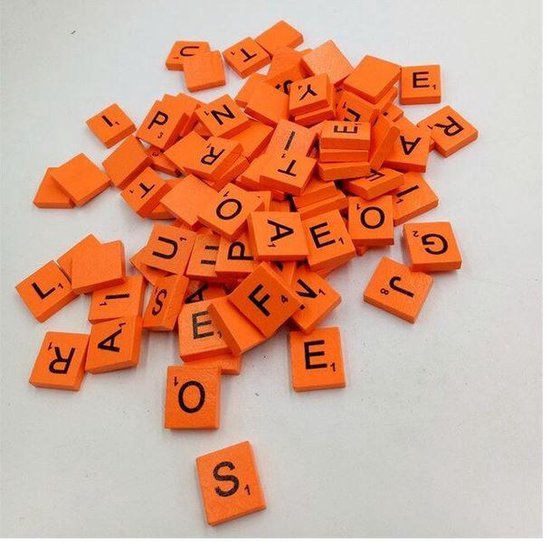 Afbeelding van het spel 100 stuks houten scrabble letters oranje
