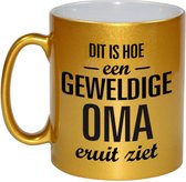 Dit is hoe een geweldige oma eruitziet cadeau koffiemok / theebeker - goudkleurig - 330 ml - verjaardag / bedankje