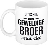 Dit is hoe een geweldige broer eruitziet cadeau koffiemok / theebeker - wit - 300 ml - verjaardag / bedankje