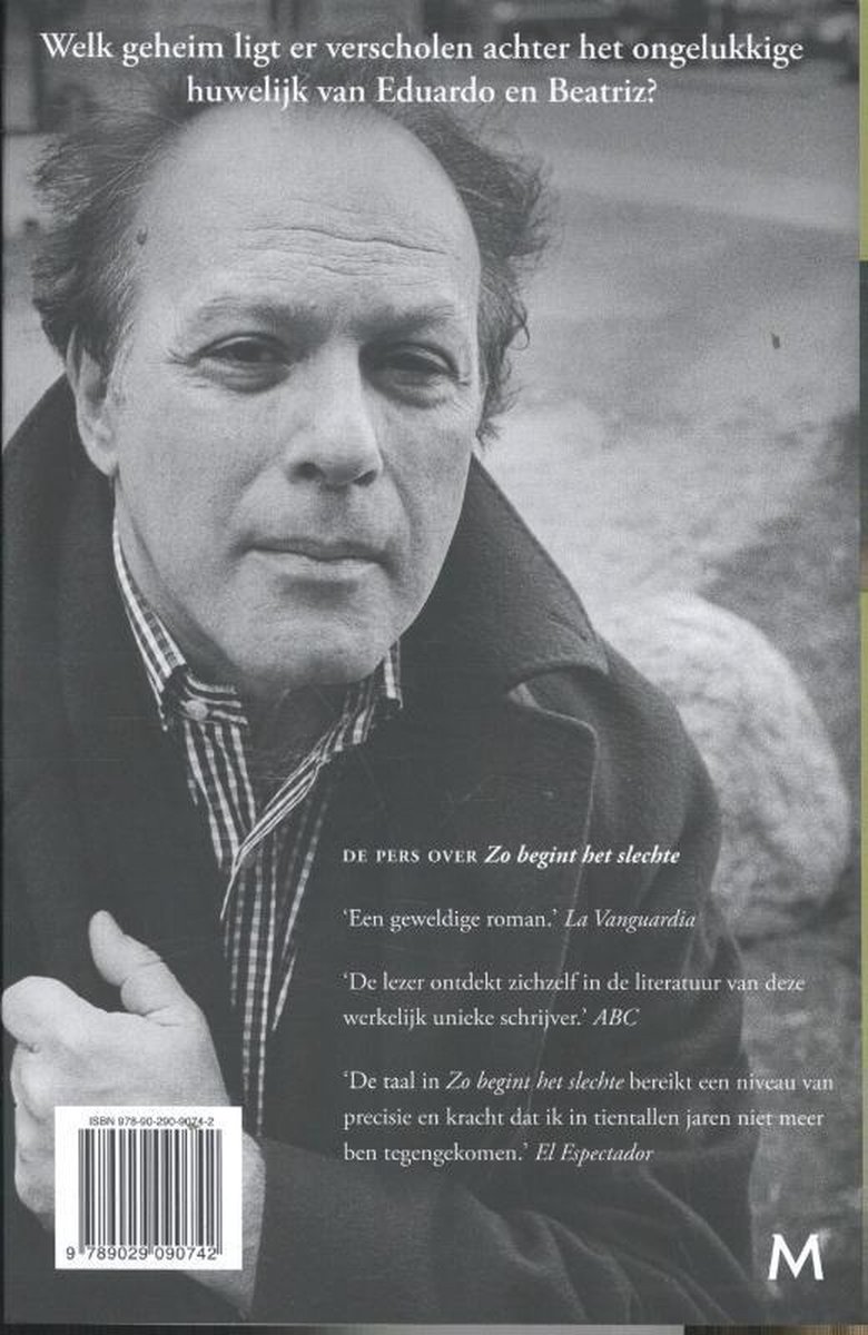 Achterzijde van het boek 'Zo begint het slechte'. Portret van de schrijver met recensies.
