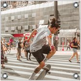 Tuinposter –Skater door de Stad-100x100 Foto op Tuinposter  (wanddecoratie voor buiten en binnen)