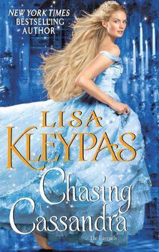 Femme en robe de bal bleu clair, longs cheveux blonds, court sur la couverture de 'Chasing Cassandra' par Lisa Kleypas.