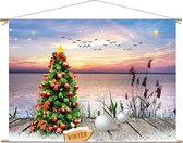 Kerst Doek - 90x65 Cm - Kerstboom Met Ballen Op Vlonder Zonsondergang- Textiel Poster - Decoratie - Winter Poster - Kerst Decoratie - Tropical Christmas - Tropische Kerst - Kerstversiering
