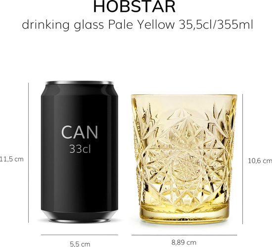 Geel, getextureerd drinkglas van 10,6 cm hoog naast een zwarte 33cl frisdrankblikje.