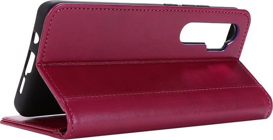 Étui portefeuille bordeaux, déplié, avec une fenêtre latérale.