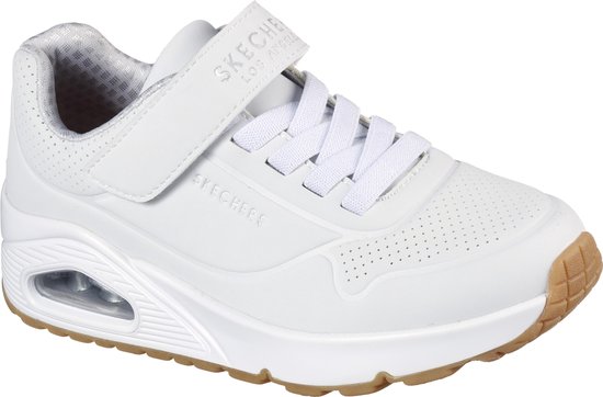 Witte Skechers sneaker met klittenband, veters en perforaties op de neus.