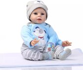 Reborn baby pop 'Levi' - 55 cm - Jongen met blauwe outfit, fles en speen - Soft vinyl - In geschenkdoos