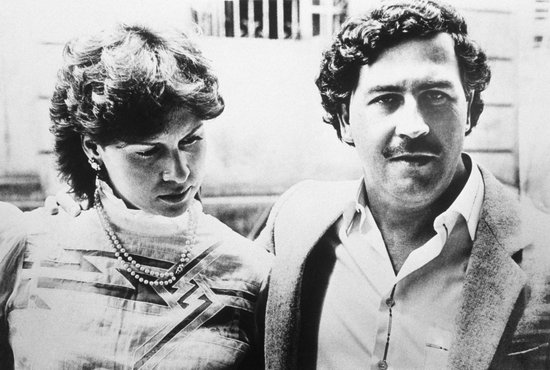 ? Pablo Escobar • Pablo And Wife Canvas 150x100 cm • Foto print op Canvas schilderij ( Wanddecoratie woonkamer / slaapkamer / keuken / kantoor / bar / restaurant ) / Pablo Escobar Canvas Schilderijen / Poster