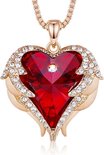 Gouden ketting met een rood hartvormig kristal, omringd door vleugels bezet met witte kristallen.